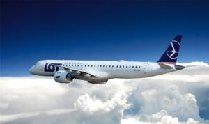 Letoun Embraer společnosti LOT na odbavovací ploše regionálního letiště